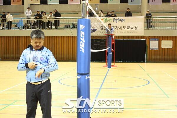 26일 강원도 원주에 위치한 육민관 고등학교 체육관에서 '제16회 전국학교스포츠클럽 축전' 9인제 배구 경기가 열렸다. 대회에 참여한 학생들은 치열한 승부를 펼쳤다. 대회 중 심판이 시간을 체크하고 있다. 사진(원주)┃STN스포츠