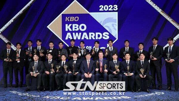 27일 서울 웨스틴조선호텔 서울에서 열린 2023 신한은행 SOL KBO 시상식에서 허구연 총재가 MPV를 수상한 NC 페디와 신인상 한화 문동주 등 수상자들과 기념촬영하고 있다. 사진┃뉴시스