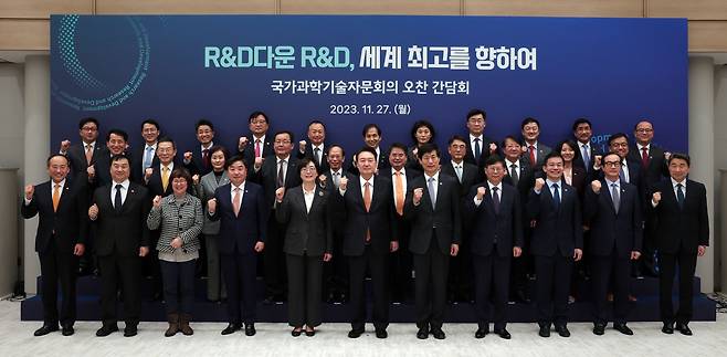 윤석열 대통령이 27일 서울 용산 대통령실 청사에서 열린 국가과학기술자문회의 민간위원 오찬 간담회에서 참석자들과 기념촬영을 하고 있다. /연합뉴스