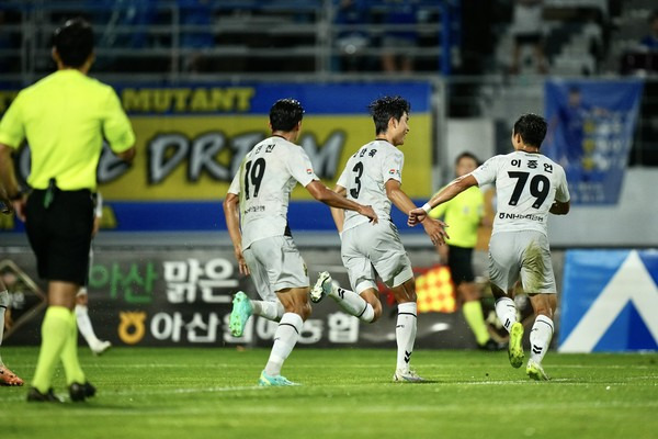 이찬욱(가운데, 경남FC). 경남FC 제공