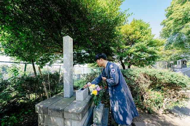 천승환씨가 지난 4월 간토 조선인 학살 위령비 앞에서 사진을 찍기 전에 예를 갖추고 있다.  천승환씨 제공