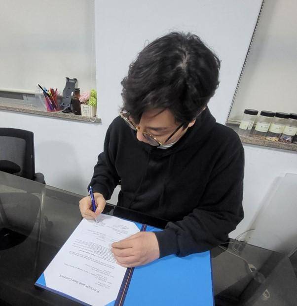 구매 계약을 체결 중인 김현영 대표. 디플라 제공