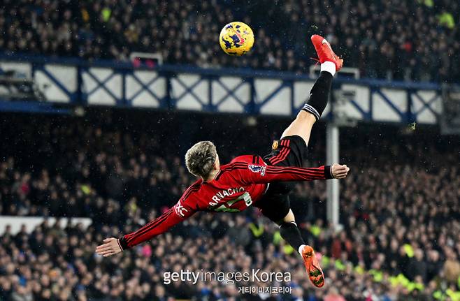 맨체스터 유나이티드 공격수 알레한드로 가르나초가 27일 에버턴과의 잉글랜드 프리미어리그(EPL) 원정 경기에서 바이시클킥으로 골을 터뜨리는 순간. 사진=게티이미지