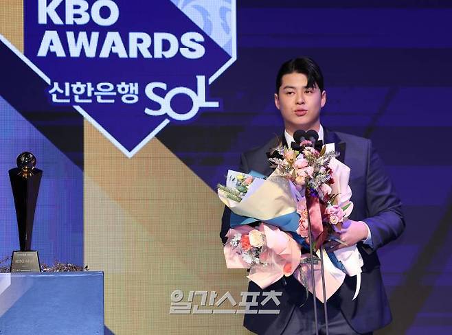 2023 KBO 시상식이 27일 오후 서울 중구 소공동 웨스틴조선호텔에서 열렸다. 한화 노시환이 KBO 타점, 홈런상을 수상하고 소감을 말하고 있다. MVP와 신인상 수상자는 정규시즌 종료 후 한국야구기자회 소속 언론사 기자 및 각 지역 언론 담당 기자들의 사전 온라인 투표로 정해졌다. 김민규 기자 mgkim1@edaily.co.kr