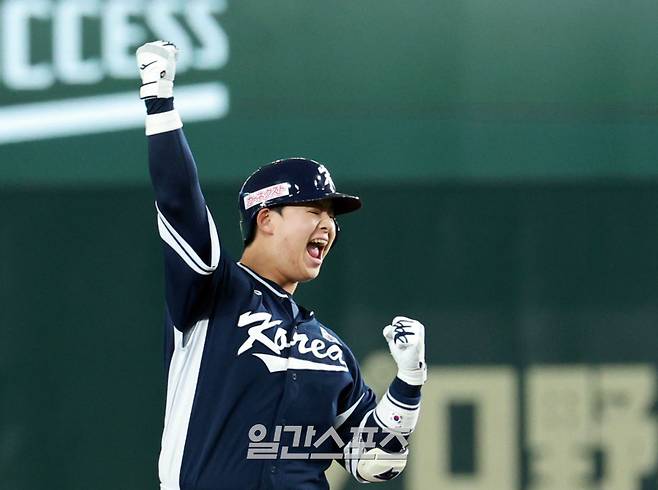 <yonhap photo-2946="">19일 일본 도쿄돔에서 열린 아시아프로야구챔피언십(APBC) 결승전 대한민국과 일본의 경기. 3회초 1사 1,2루에서 노시환이 2타점 적시타를 친 뒤 포효하고 있다. 사진=연합뉴스</yonhap>