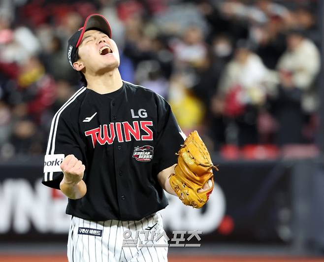 2023 KBO 프로야구 포스트시즌 kt위즈와 LG트윈스의 한국시리즈 3차전 경기가 10일 오후 경기도 수원 kt위즈파크에서 열렸다. 3회말 1사 2,3루 장성우의 타구가 2루수 라인드라이브 아웃이 된 후 병살까지 이어지자 임찬규가 포효하고 있다. 수원=김민규 기자 mgkim1@edaily.co.kr /2023.11.10/