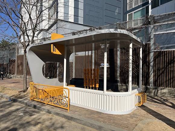 어린이 통학 안전을 위해 설치한 ‘어린이 안심승강장’ 모습 [사진=수성구]