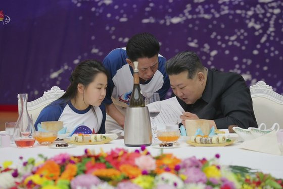 북한이 정찰위성 발사 성공을 경축하여 지난 23일 목란관에서 북한 정부의 명의로 마련한 연회가 진행됐다고 조선중앙TV가 24일 보도했다. 김정은 국무위원장은 아내 리설주, 딸 주애과 함께 연회에 참석했다. 조선중앙TV. 연합뉴스.