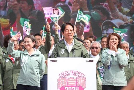 26일 라이칭더(가운데) 민진당 총통 후보가 화롄 경선본부 성립식에 참석해 연설하고 있다. 중앙통신사