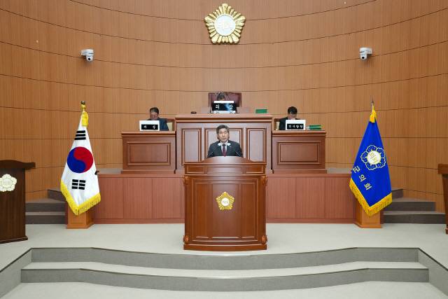 ▲ 제291회 양구군의회 제2차 정례회가 27일 군의회 본회장에서 열린 가운데 서흥원 군수가 2024년도 예산안 제출에 즈음해 시정연설을 하고 있다.