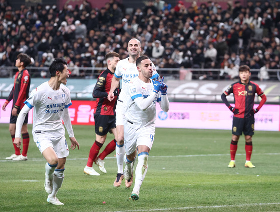 Suwon Samsung Bluewings' Rodrigo Bassani celebrates scoring a goal during a K League match against FC Seoul at Seoul World Cup Stadium in western Seoul on Saturday. [YONHAP]