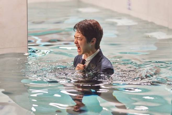 ‘정신병동에도 아침이 와요’ 스틸. 송유찬(장동윤)의 공황장애 증상을 물에 빠진 상태로 표현했다. 넷플릭스