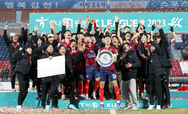 김천 상무 선수들이 26일 김천종합운동장에서 열린 2023 프로축구 K리그2 최종전에서 우승을 확정한 후 기뻐하고 있다. 김천은 내년 K리그1에 복귀한다. 한국프로축구연맹 제공