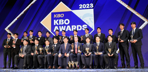 27일 서울 웨스틴조선호텔에서 열린 2023 신한은행 SOL KBO 시상식에서 허구연 KBO 총재를 비롯, MVP 페디(앞줄 오른쪽 네 번째), 신인상 문동주(앞줄 왼쪽 네 번째) 등 수상자들이 기념 촬영을 하고 있다. 연합뉴스