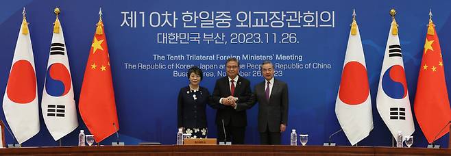 From left Japanese Foreign Minister Yoko Kamikawa, South Korean Foreign Minister Park Jin, and Chinese Foreign Minister Wang Yi [Photo by Yonhap]