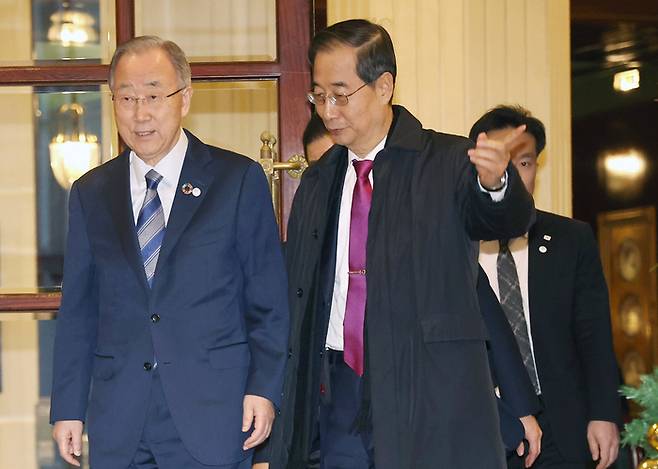한덕수 국무총리(오른쪽)가 2030 부산 세계박람회 유치를 결정할 제173차 세계박람회 기구(BIE) 총회를 하루 앞둔 27일 오전(현지시간) 막바지 유치 활동을 하기 위해 프랑스 파리 르 그랑 인터콘티넨탈 호텔에서 반기문 전 유엔사무총장을 만나 이동하고 있다. [사진 = 연합뉴스]