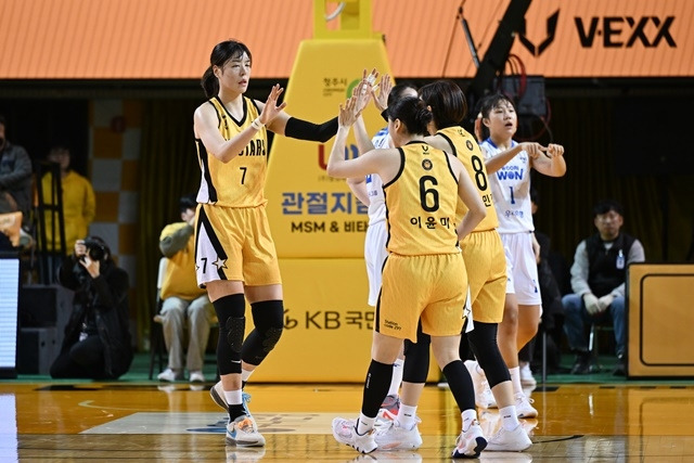 우리은행전에서 승전고를 울린 KB스타즈 선수단. 사진=WKBL 제공