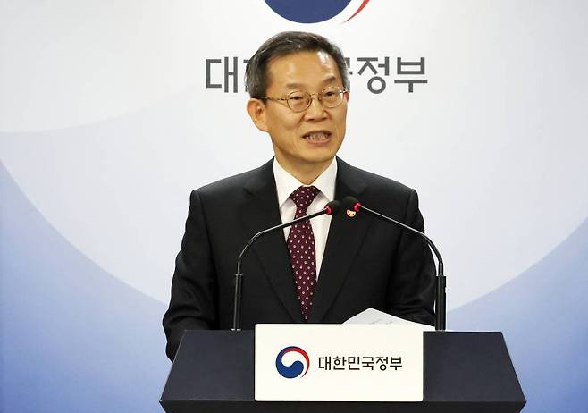 이종호 과학기술정보통신부 장관이  27일 '윤석열 정부 R&D(연구·개발) 혁신방안과 글로벌 R&D 추진전략'을 발표했다. 사진은 이 장관이 지난 8일 오후 서울 종로구 정부서울청사에서 통신비 부담완화 방안을 발표하는 모습. / 사진=뉴시스