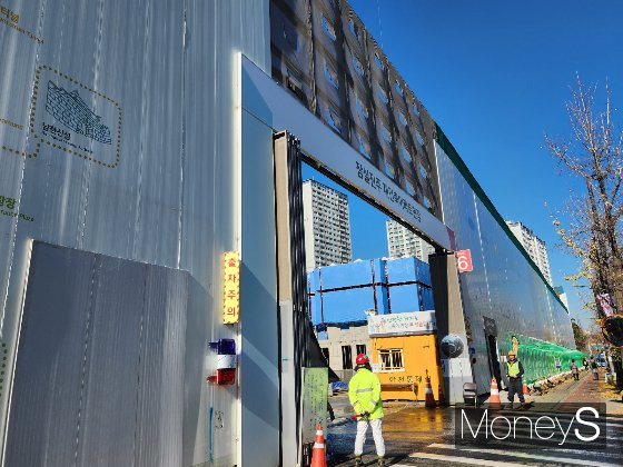 잠실진주 재건축 현장 게이트 앞 신호수들이 들어오는 공사차량을 기다리고 있다./사진=정영희 기자