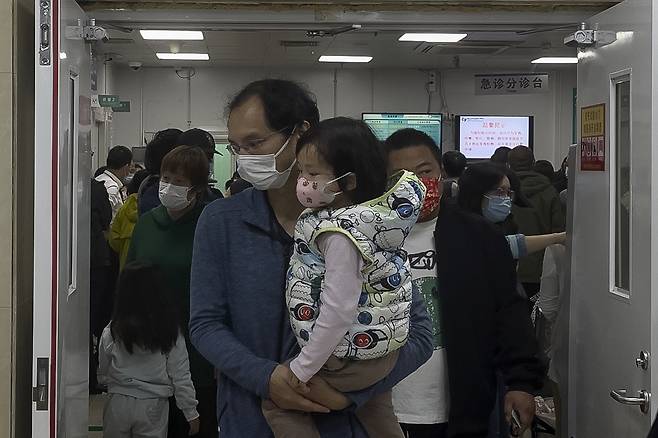 지난달 30일 베이징의 한 어린이 병원의 붐비는 입원실 모습. 중국 당국은 중국 전역의 호흡기 질환의 급증은 신종 바이러스가 아닌 독감과 다른 알려진 병원체에 의해 발생한다고 26일 밝혔다.[AP}