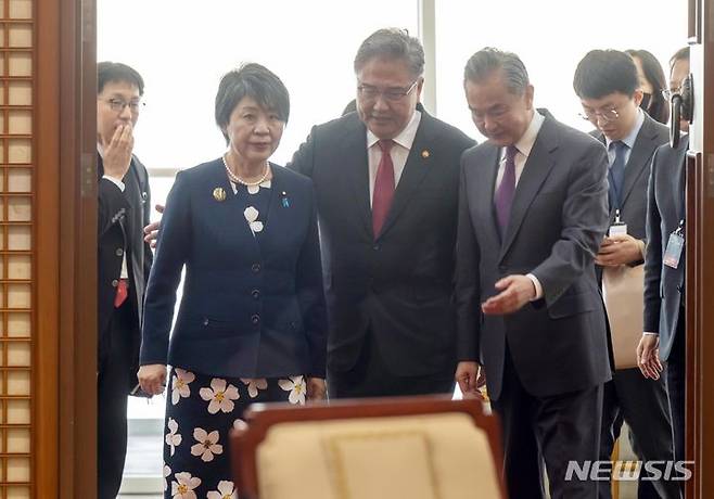 [부산=뉴시스] 하경민 기자 = 4년여만에 개최된 한일중 외교장관 회의에서 3국은 정상회의 준비를 가속화하기로 합의했다. 하지만 한·일과 중국의 온도차도 부각됐다. 일본 언론은 중국이 한미일 협력에 쐐기를 박을 생각도 보였다고 27일 분석했다. 사진은 지난 26일 부산 해운대구 APEC누리마루하우스에서 열린 제10차 한일중 3국 외교장관 회의에 참석한 가미카와 요코 일본 외무상과 박진 외교부 장관, 왕이 중국 공산당 중앙외사공작위원회 판공실 주임 겸 외교부장이 회의장에 입장하고 있는 모습. (공동취재) 2023.11.27. photo@newsis.com