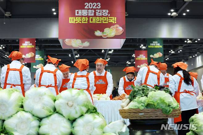 [고양=뉴시스] 조수정 기자 = 윤석열 대통령과 부인 김건희 여사가 27일 경기 고양시 킨텍스에서 열린 나눔과 봉사의 국민 대통합 김장 행사에서 김치를 담그고 있다. 2023.11.27 chocrystal@newsis.com