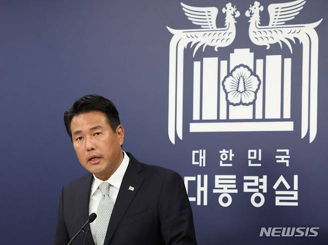 [서울=뉴시스] 조수정 기자 = 김태효 국가안보실 1차장이 8일 서울 용산 대통령실 청사에서 윤석열 대통령 미국APEC 정상회의 참석 및 영국, 프랑스 등 순방 관련 브리핑을 하고 있다. 2023.11.08. chocrystal@newsis.com