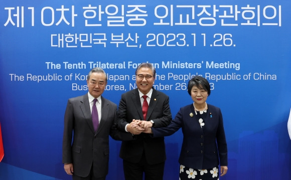 26일 부산 해운대구 누리마루 아시아태평양경제협력체(APEC) 하우스에서 열린 한중일 외교장관 회의에서 왕이(왼쪽부터) 중국 외교부장, 박진 외교부 장관, 가미카와 요코 일본 외무상이 악수하고 있다. 부산 연합뉴스