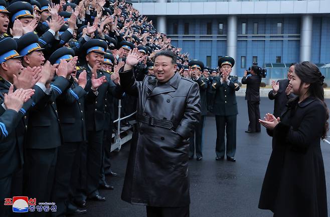 북한 김정은 국무위원장이 지난 23일 정찰위성발사성공에 공헌 한 국가항공우주기술총국의 과학자, 기술자들과 기념사진을 찍는 모습 ⓒ조선중앙통신=연합뉴스