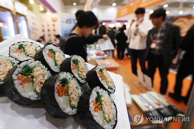 해외에서 인기 냉동 김밥 (서울=연합뉴스) 강민지 기자 = 22일 오전 서울 강남구 코엑스에서 열린 '2023 코엑스 푸드위크(제18회 서울국제식품산업전)'에서 참관객들이 냉동김밥 시식을 하고 있다. 2023.11.22 mjkang@yna.co.kr