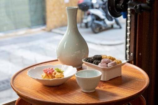 밀라노 시내를 운행한 한식 트램 내 다과상 전시[한국공예·디자인문화진흥원 제공. 재판매 및 DB 금지]