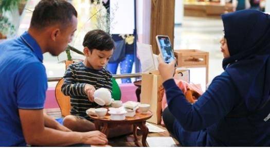 자카르타 한식문화 팝업스토어에서 다과상 체험을 즐기는 현지인[한국공예·디자인문화진흥원 제공. 재판매 및 DB 금지]
