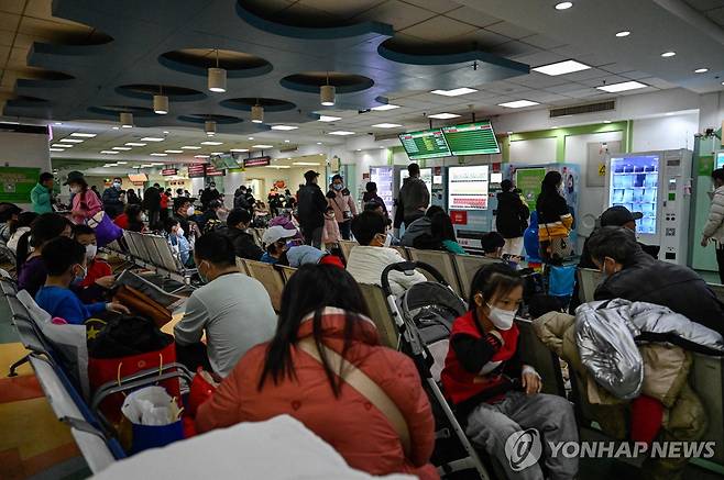 어린이 호흡기 질환 환자로 가득한 중국 베이징의 한 병원 [AFP=연합뉴스. 재판매 및 DB 금지]