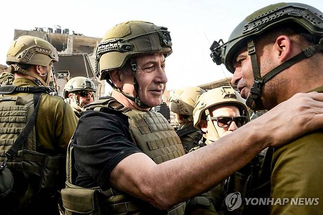 개전 후 처음으로 가자지구를 방문한 네타냐후 (가자지구 AFP=연합뉴스) 베냐민 네타냐후 이스라엘 총리(가운데)가 팔레스타인 무장 정파 하마스와 일시 휴전 사흘째인 26일(현지시간) 가자지구의 모처를 방문해 군인들을 만나고 있다. 네타냐후 총리는 이 자리에서 "우리는 끝까지, 승리할 때까지 계속할 것"이라며 "하마스 제거, 모든 인질의 귀환, 가자가 다시는 이스라엘의 위협이 되지 않도록 하는 보장 등 세 가지가 목표"라고 강조했다. [이스라엘 총리실 제공] 2023.11.27 besthope@yna.co.kr