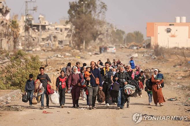 일시 휴전 중 남부로 대피하는 가자지구 주민들 (가자지구 AFP=연합뉴스) 가자지구 북부를 떠나 피란하려는 팔레스타인인들이 26일(현지시간) 가자시티 자이툰 지역의 도로를 따라 걷고 있다. 베냐민 네타냐후 이스라엘 총리는 팔레스타인 무장 정파 하마스의 인질 석방을 조건으로 일시 휴전을 연장하는 것은 환영하지만, 휴전이 끝나면 가자지구에서 총력전을 벌이겠다고 밝혔다. 2023.11.27 besthope@yna.co.kr