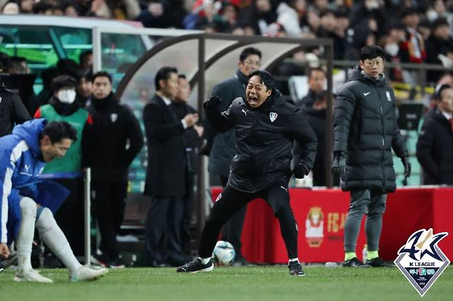 수원삼성 염기훈 감독대행이 바사니의 득점에 기뻐하고 있다. 사진=한국프로축구연맹