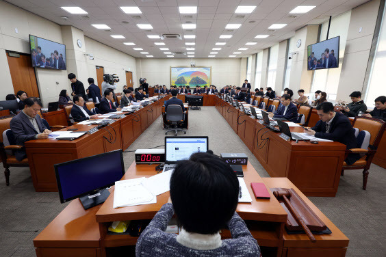 지난 15일 오전 서울 여의도 국회에서 열린 정무위원회 전체회의에서 백혜련 위원장이 회의를 주재하고 있다.(사진=뉴시스)