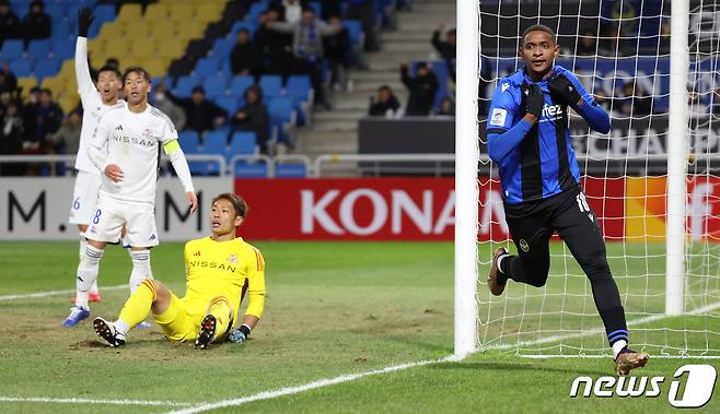 28일 오후 인천 중구 인천축구전용경기장에서 열린 2023-2024 챔피언스리그(ACL) 조별리그 G조 5차전 인천 유나이티드와 일본 요코하마 마리노스의 경기 후반전 상황에서 인천 에르난데스 골을 넣고 기뻐하고 있다. 2023.11.28/뉴스1 ⓒ News1 김민지 기자