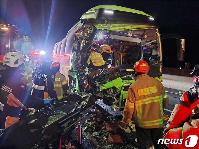 28일 오후 7시28분쯤 강원 춘천시 동산면 봉명리 소재 중앙고속도로 봉영2교(춘천방향)에서 31명이 탄 관광버스와 25톤 화물차가 부딪히는 사고가 발생, 16명이 중경상을 입은 것으로 나타났다. (강원도소방본부 제공) 2023.11.28/뉴스1
