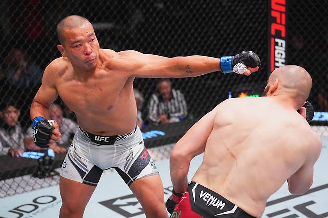 지난 7월 미국 네바다주 라스베이거스 UFC 에이펙스에서 열린 ‘UFC 파이트 나이트’ 대회에서 박준용이 두라예프를 향해 주먹을 뻗고 있다. 사진 | UFC