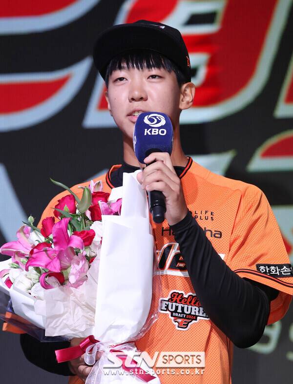 14일 오후 서울 웨스틴조선호텔 그랜드볼룸에서 열린 '2024 KBO 신인 드래프트'에서 한화 이글스에 1라운드로 지명된 장충고 황준서가 소감을 밝히고 있다. 사진┃뉴시스