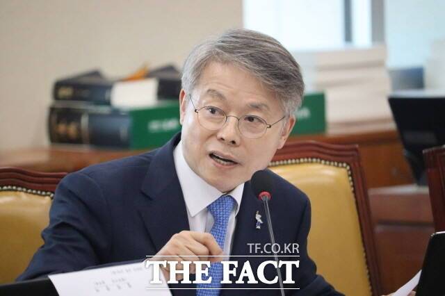 민형배 더불어민주당 의원이 28일 본인의 출판기념회에서 불거진 최강욱 전 민주당 의원의 '설치는 암컷' 여성 비하 논란과 관련해 사과 입장을 표명했다. /더팩트DB