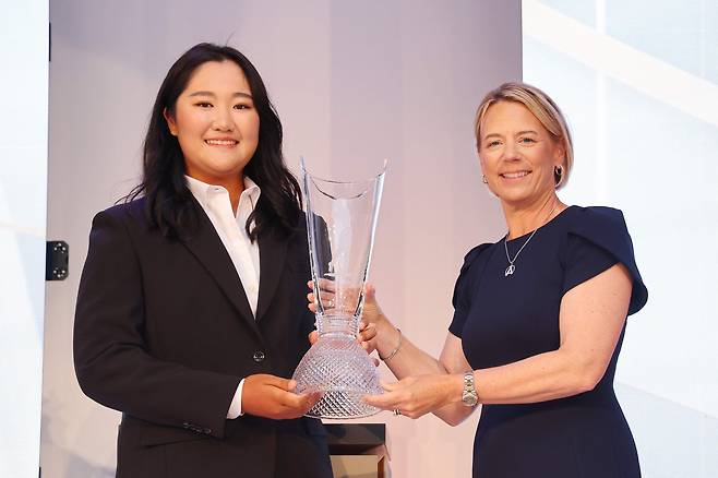 유해란(왼쪽)이 17일 미국 플로리다주 네이플스의 티뷰론 골프클럽에서 열린 2023 LPGA 시상식에서 안니카 소렌스탐에게 신인상 트로피를 전달받고 있다./AFP 연합뉴스