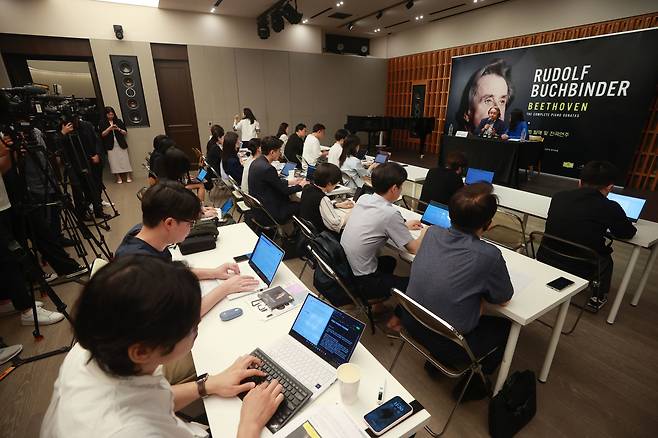 현존 최고 '베토벤 스페셜리스트' 부흐빈더 간담회     (서울=연합뉴스) 진연수 기자 = 28일 서울 강남구 오드포트에서 피아니스트 루돌프 부흐빈더의 앨범 발매 및 전곡 연주 기자간담회가 진행되고 있다. 2023.6.28