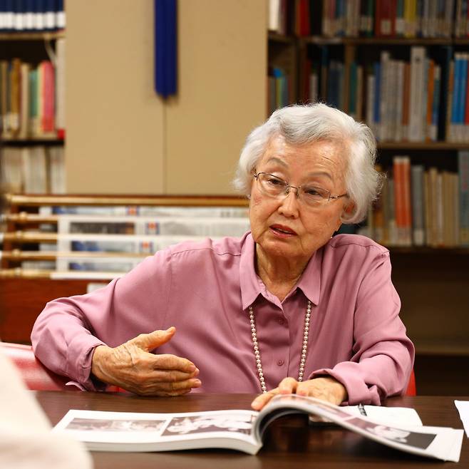 하와이대학교 한국학 연구소에서 만난 이덕희 소장이 미국 이민 90주년을 기념해 발간한 한인이민 사진집 '그들의 발자취'를 펼쳐놓고 본지와 인터뷰하고 있다. 그는 “교육사, 여성사에 이어 교회사로서의 한인이민 연구가 자신의 마지막 작업이 될 것”이라고 했다. 이 소장은 찬송가 ‘부름받아 나선 이몸’을 작곡한 이유선 장로의 딸이다. /호놀룰루=김윤덕 기자