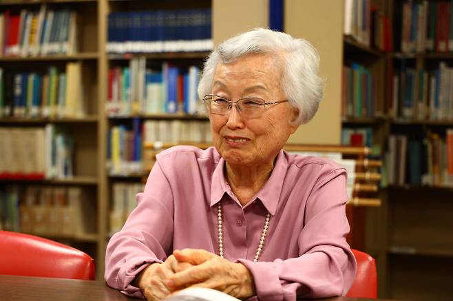 하와이대학교 한국학 연구소에서 조선일보와 인터뷰하고 있는 이덕희 하와이 한인이민연구소 소장. 그는 젊은 학자들이 이승만과 한인이민사에 더 많은 관심을 가지고 연구해주면 좋겠다고 말했다. /호놀룰루=김윤덕 기자