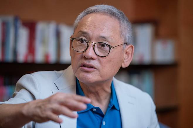 유인촌 대통령 문화체육특보가 8월 15일 오후 자신의 사무실에서 조선일보와 인터뷰하고 있다. 햄릿보단 돈키호테에 가까운 유인촌은 "특정 이념에 치우친 문화예술계의 쇄신과 글로벌 컨텐츠 양성이 시급하다"고 말했다. /이태경기자