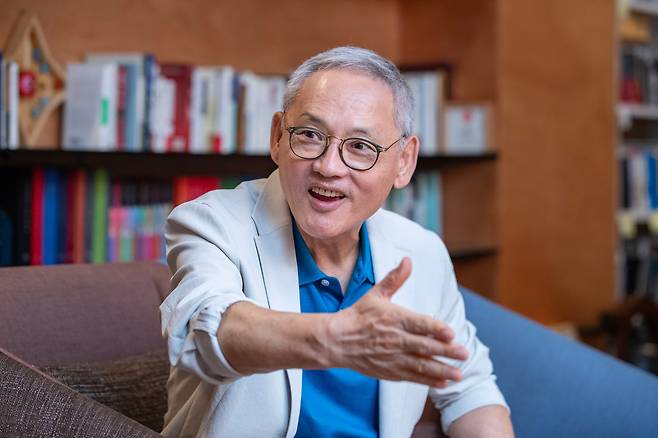 유인촌 대통령문화체육특보가 8월 15일 오후 자신의 사무실에서 조선일보와 인터뷰 하고 있다. 그는 지난 겨울 연극 '파우스트'를 연습할 때도 집에서 공연장까지 편도 30km 길을 매일 자전거로 왕복했을 만큼 자전거 매니아다. /이태경기자