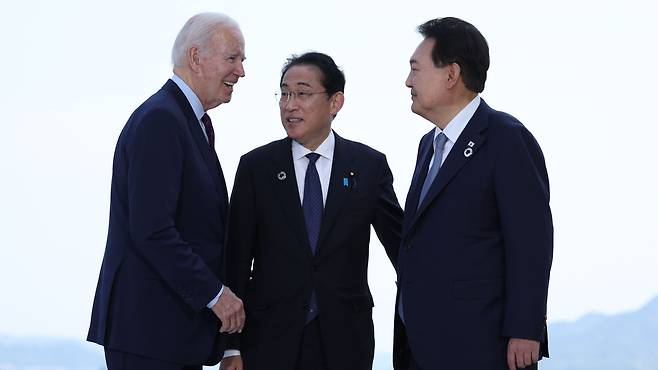 윤석열 대통령과 조 바이든 미국 대통령, 기시다 후미오 일본 총리가 지난 5월 21일 히로시마 G7 정상회의장인 그랜드 프린스 호텔에서 열린 한미일 정상회담에서 대화를 나누고 있다./대통령실
