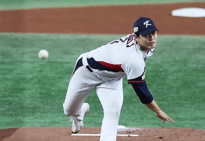 11월 16일 오후 일본 도쿄돔에서 열린 '2023 아시아프로야구챔피언십(APBC)' 대한민국과 호주의 경기에서 선발 투수로 나선 문동주가 역투하고 있다. /뉴스1